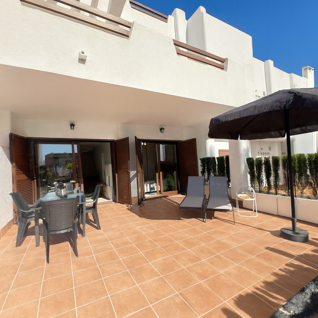 Terrasse avec transats et table